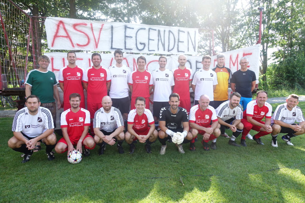 Hintere Reihe v.l. Andreas Wagner, Alex Bosl, Fabian Leibl, Christian Hofer, Hans Lang, Markus Mandl, Peter Schnurrenberger, Johannes Götz, Uli Horn, Josef Kammermeier
Vordere Reihe v.l. Michael Elser, Matthias Daniel, Leo Brandhuber, Philip Bosl, Fabian Rieder, Manfred Semmler, Maximilian Fellinger, Manuel Mikutta, Matthias Maurer