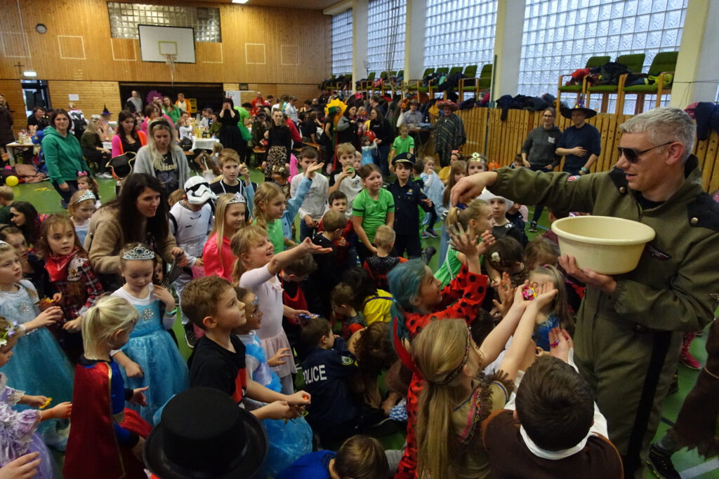 Kinder feierten Fasching