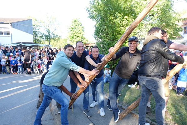 Der Maibaum steht